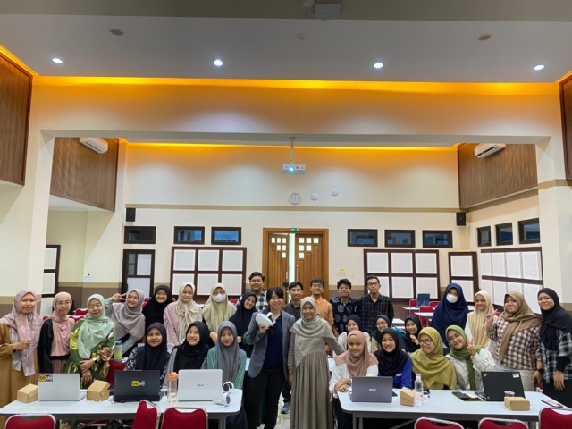 VISITING LECTURER: Dosen Malaysia Ungkap Rahasia AR dan VR di Pendidikan Kimia UII